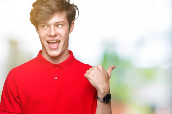 Jonge Knappe Man Dragen Rode Shirt Geïsoleerde Achtergrond Glimlachend Met — Stockfoto
