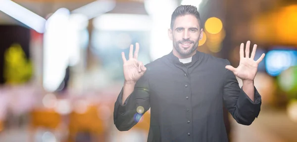 Joven Sacerdote Cristiano Sobre Fondo Aislado Mostrando Señalando Hacia Arriba —  Fotos de Stock