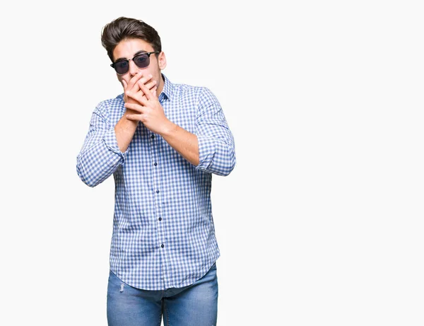 Homem Bonito Jovem Usando Óculos Sol Sobre Fundo Isolado Chocado — Fotografia de Stock