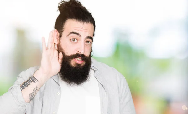 Jovem Com Cabelos Longos Barba Brincos Sorrindo Com Mão Sobre — Fotografia de Stock