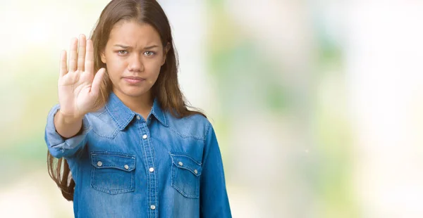 Joven Hermosa Morena Con Camisa Mezclilla Azul Sobre Fondo Aislado — Foto de Stock