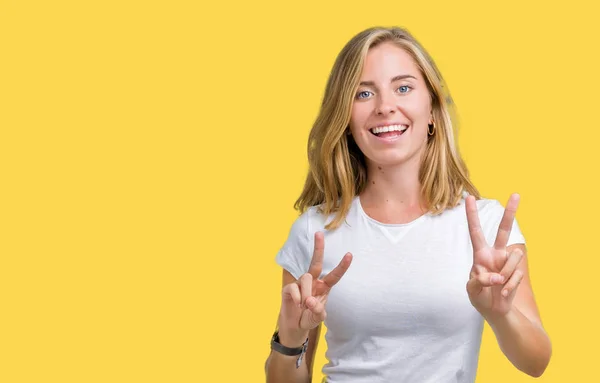 Mulher Bonita Vestindo Camiseta Branca Casual Sobre Fundo Isolado Sorrindo — Fotografia de Stock