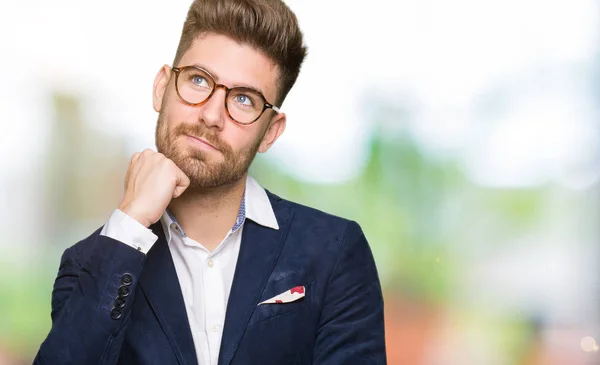 Junger Gutaussehender Geschäftsmann Mit Brille Die Hand Kinn Nachdenklich Fragend — Stockfoto