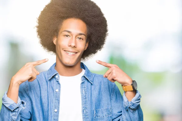 Jonge Afro Amerikaanse Man Met Afro Haar Lachend Vertrouwen Tonen — Stockfoto