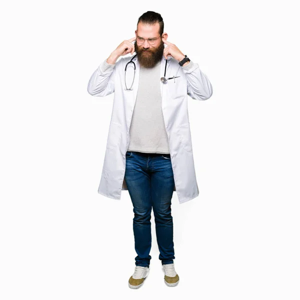 Giovane Medico Biondo Con Barba Che Indossa Cappotto Medico Che — Foto Stock