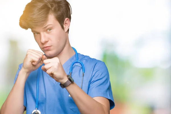 Unga Läkare Bär Medicinsk Uniform Över Isolerade Bakgrund Redo För — Stockfoto