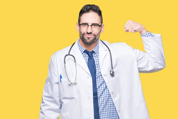 Bonito Jovem Médico Homem Sobre Fundo Isolado Pessoa Forte Mostrando — Fotografia de Stock