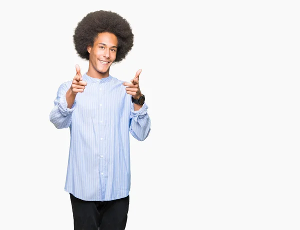 Jovem Americano Africano Com Cabelo Afro Apontando Dedos Para Câmera — Fotografia de Stock