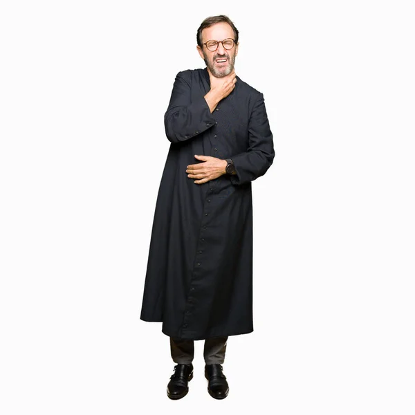 Homem Padre Meia Idade Vestindo Roupão Católico Tocando Pescoço Doloroso — Fotografia de Stock
