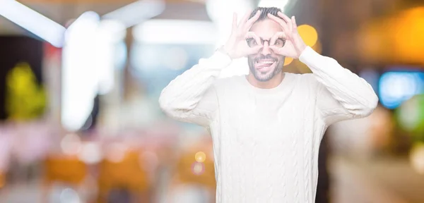 Homem Bonito Jovem Usando Óculos Sobre Fundo Isolado Fazendo Gesto — Fotografia de Stock