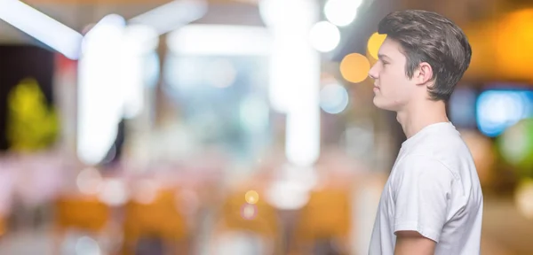 Jovem Homem Bonito Vestindo Casual Shirt Branca Sobre Fundo Isolado — Fotografia de Stock