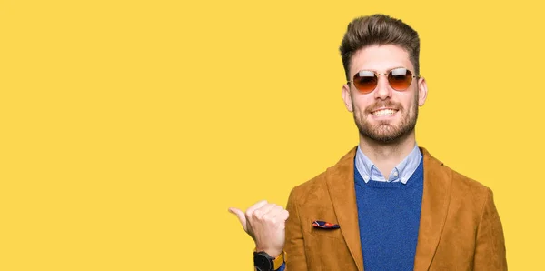 Joven Hombre Guapo Elegante Con Gafas Sol Sonriendo Con Cara —  Fotos de Stock