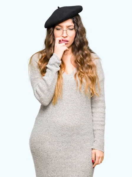 Mooie Jonge Vrouw Die Het Dragen Van Bril Mode Baret — Stockfoto