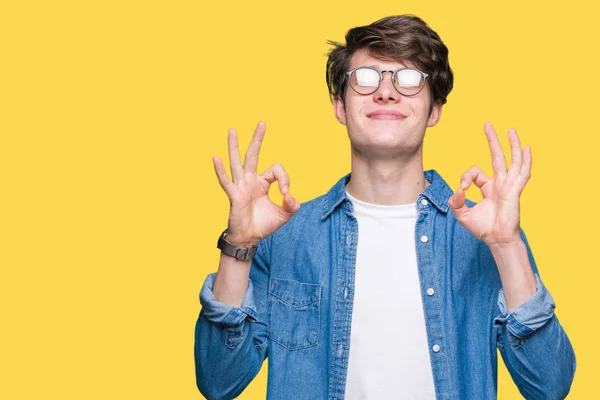Joven Hombre Guapo Con Gafas Sobre Fondo Aislado Relajarse Sonreír —  Fotos de Stock