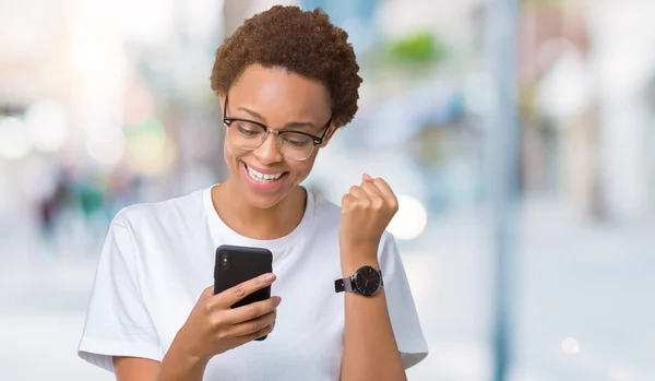 Jovem Afro Americana Usando Smartphone Sobre Fundo Isolado Gritando Orgulhoso — Fotografia de Stock