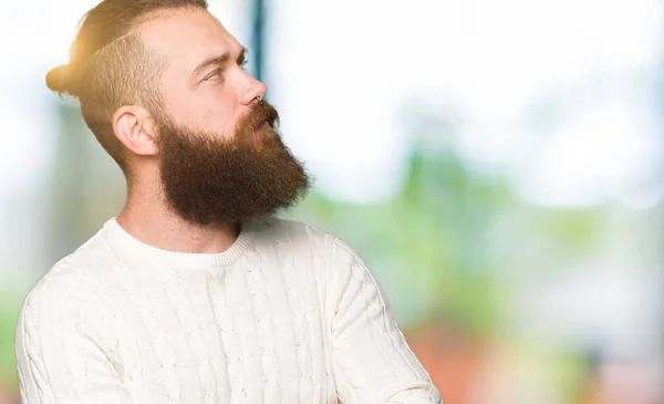 Giovane Hipster Uomo Indossa Maglione Invernale Sorridente Guardando Lato Con — Foto Stock