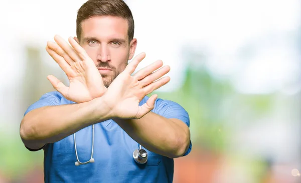 Bonito Médico Homem Vestindo Uniforme Médico Sobre Fundo Isolado Expressão — Fotografia de Stock