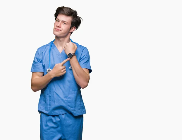 Jovem Médico Vestindo Uniforme Médico Sobre Fundo Isolado Pressa Apontando — Fotografia de Stock