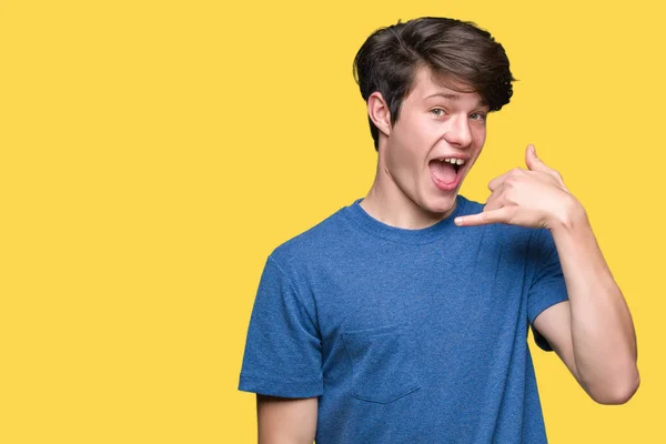 Homem Bonito Jovem Vestindo Camiseta Azul Sobre Fundo Isolado Sorrindo — Fotografia de Stock