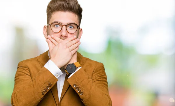 Joven Hombre Negocios Guapo Con Gafas Impactadas Cubriendo Boca Con —  Fotos de Stock