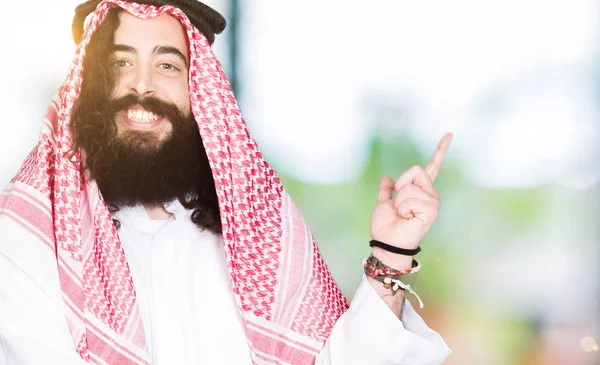 Арабский Бизнесмен Длинными Волосами Носящий Традиционный Шарф Кеффийе Широкой Улыбкой — стоковое фото