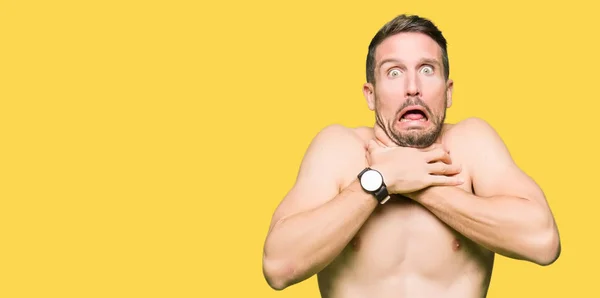Yakışıklı Gömleksiz Adam Çıplak Göğüs Bağırarak Gösterilen Çünkü Boğmak Acı — Stok fotoğraf