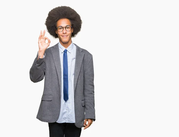 非洲青年美国商人与非洲头发戴眼镜微笑积极做确定的迹象与手和手指 成功的表达 — 图库照片