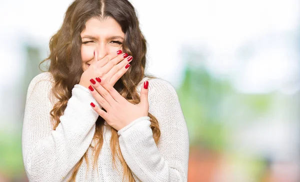 年轻美丽的女人穿着白色毛衣闻到的东西臭气熏天 令人无法忍受的气味 屏住呼吸与手指在鼻子上 难闻的气味概念 — 图库照片