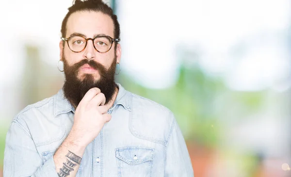 Homem Jovem Hipster Com Cabelos Longos Barba Vestindo Óculos Olhando — Fotografia de Stock