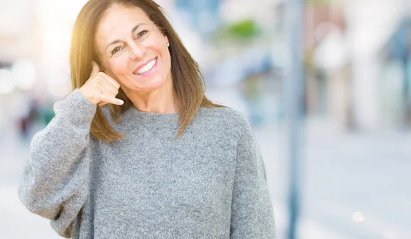 Hermosa Mujer Mediana Edad Vistiendo Suéter Invierno Sobre Fondo Aislado — Foto de Stock