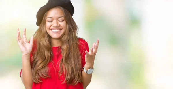 Joven Hermosa Morena Moda Con Camiseta Roja Boina Negra Sobre —  Fotos de Stock