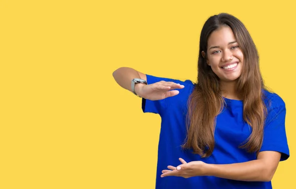 Jovem Bela Mulher Morena Vestindo Camiseta Azul Sobre Fundo Isolado — Fotografia de Stock