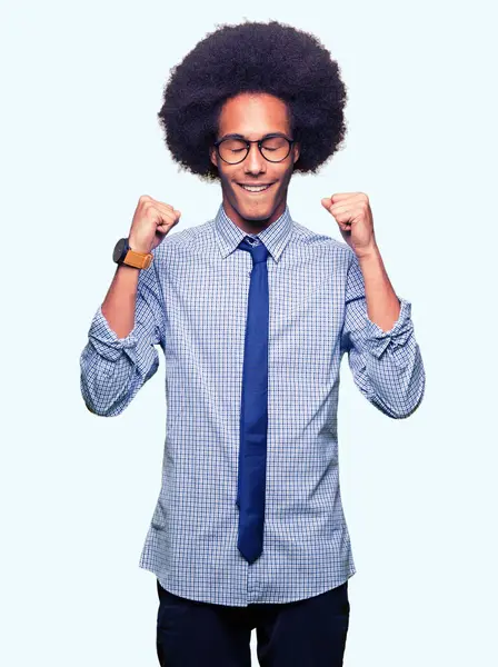 Fiatal Afro Amerikai Üzletember Afro Haj Szemüveg Izgatott Siker Karokkal — Stock Fotó