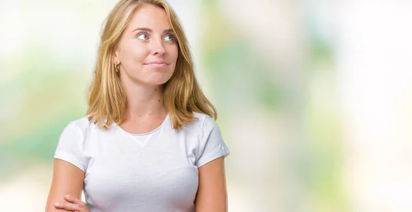 Hermosa Mujer Joven Con Camiseta Blanca Casual Sobre Fondo Aislado —  Fotos de Stock