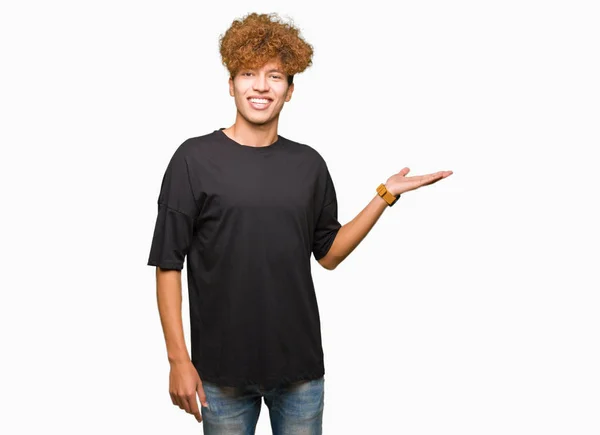 Jovem Homem Bonito Com Cabelo Afro Vestindo Camiseta Preta Sorrindo — Fotografia de Stock