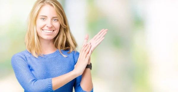 Mooie Jonge Vrouw Blauwe Trui Dragen Geïsoleerd Background Clapping Applaudisseren — Stockfoto