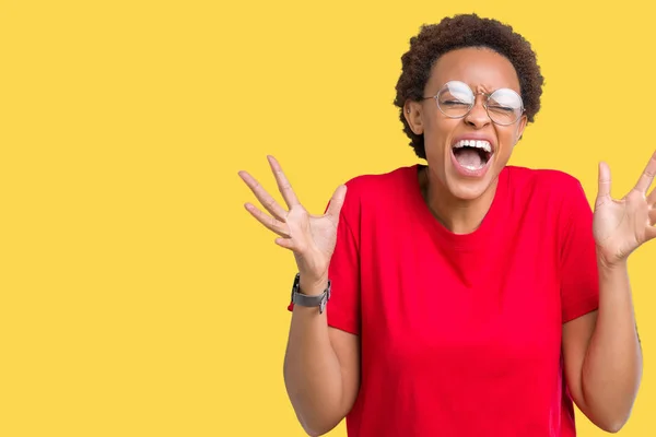 Linda Jovem Afro Americana Vestindo Óculos Sobre Fundo Isolado Celebrando — Fotografia de Stock