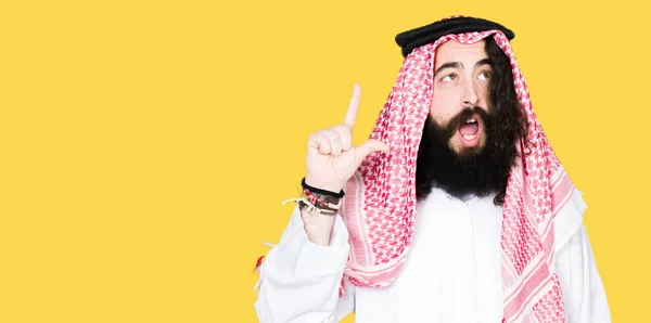 Pebisnis Arab Dengan Rambut Panjang Memakai Syal Tradisional Keffiyeh Menunjuk — Stok Foto