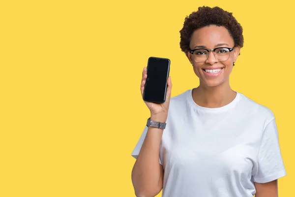 Young African American Woman Showing Smartphone Screen Isolated Background Happy — Stock Photo, Image