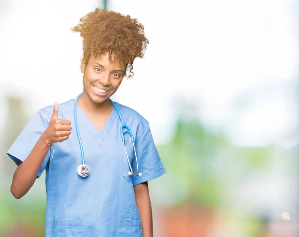 Junge Afrikanisch Amerikanische Ärztin Mit Isoliertem Hintergrund Macht Glückliche Daumen — Stockfoto