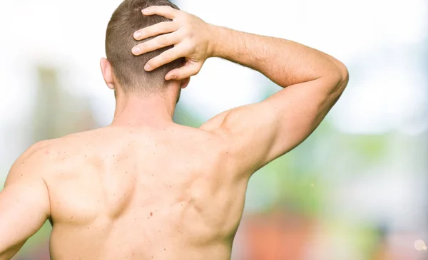 Schöner Mann Ohne Hemd Zeigt Nackte Brust Nach Hinten Und — Stockfoto