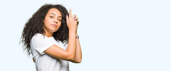 Menina Bonita Nova Com Cabelo Encaracolado Vestindo Shirt Branca Casual — Fotografia de Stock