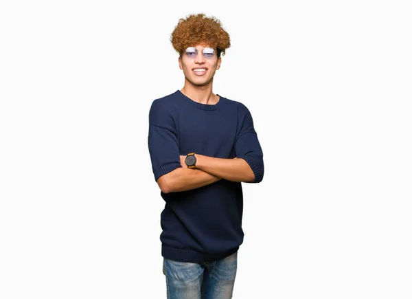 Junger Gutaussehender Mann Mit Afro Brille Und Glücklichem Gesicht Der — Stockfoto