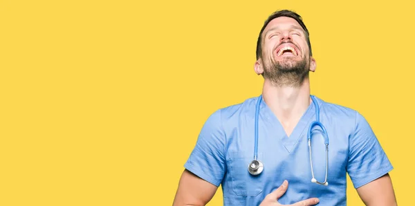 Knappe Dokter Man Medische Uniform Dragen Geïsoleerde Achtergrond Smiling Hard — Stockfoto