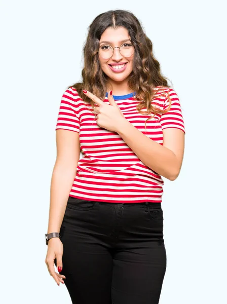 Joven Hermosa Mujer Con Gafas Alegres Con Una Sonrisa Cara — Foto de Stock