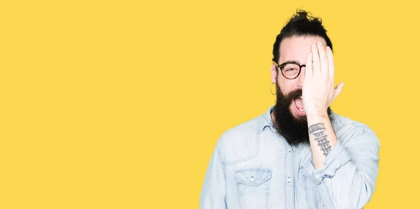 Jeune Homme Hipster Aux Cheveux Longs Barbe Portant Des Lunettes — Photo