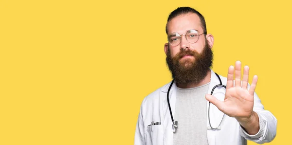 Der Junge Blonde Arzt Mit Bart Und Medizinischem Mantel Singt — Stockfoto