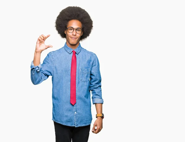 年轻的非洲裔美国商人与非洲头发戴眼镜和红色领带微笑和自信的手势与手做大小标志与手指 而看和相机 测量概念 — 图库照片
