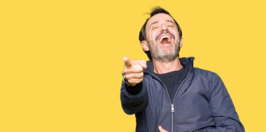 Bir ceket giyen orta yaş yakışıklı adam sizin parmak el kamerasıyla göğüs üzerinde utanç ifadesi işaret eden gülme