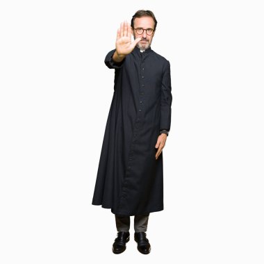 Orta Çağ rahip adam giyen Katolik Robe yapıyor durdurmak şarkı avuç el ile. Yüz üzerinde negatif ve ciddi jest ile uyarı ifadesi.